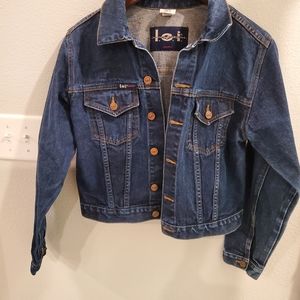 Blue jean jacket button-down jacket pockets on both side. Brand l.e.i Size M.